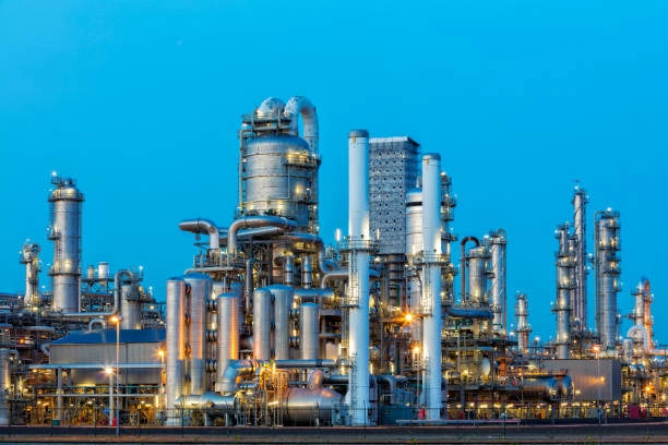 Stainless Steel Pipe Usage in Petrochemical Plants: Key Insights--Sunrise New Material A large oil refinery at night, illuminated with bright lights and featuring multiple towers and pipes